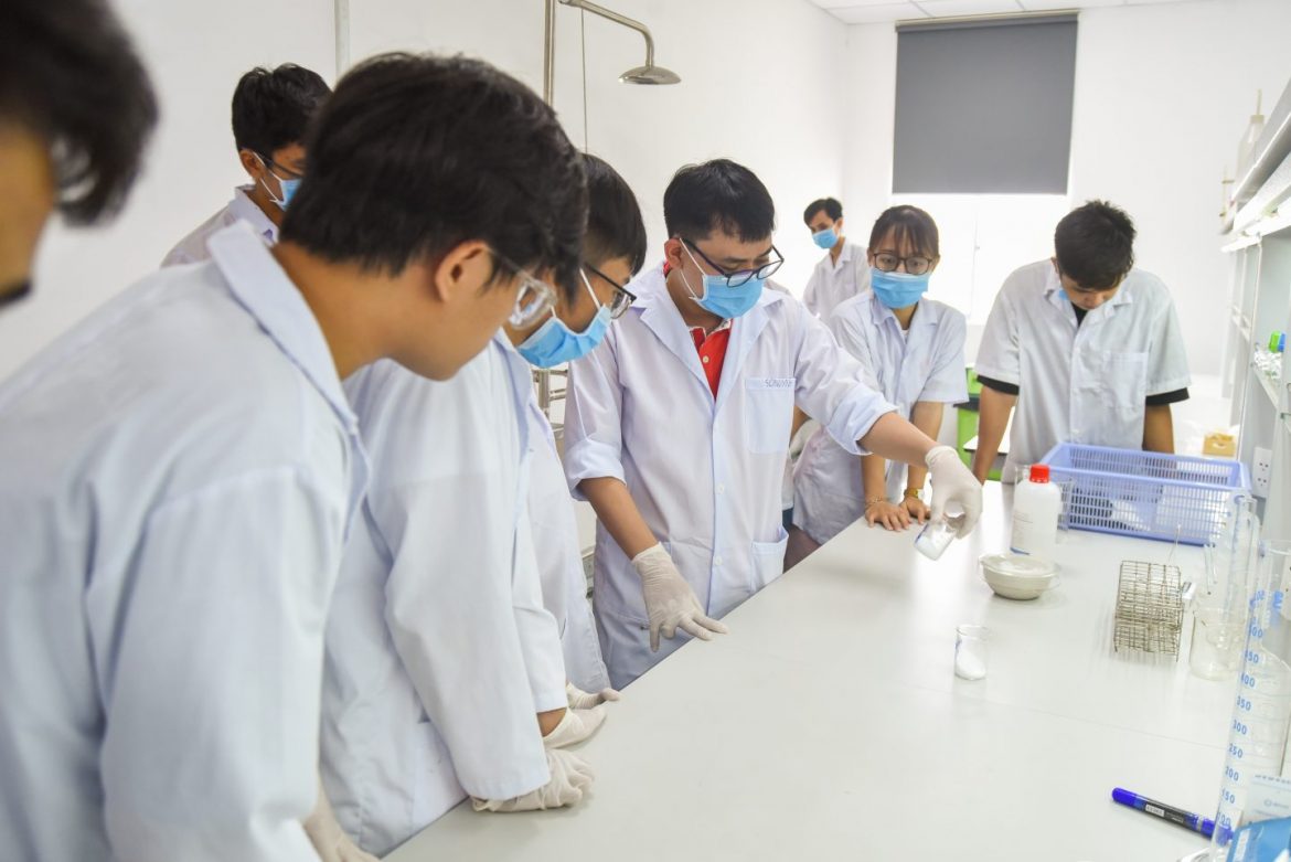 Học dược có dễ xin việc không? Học Dược ra trường làm gì?