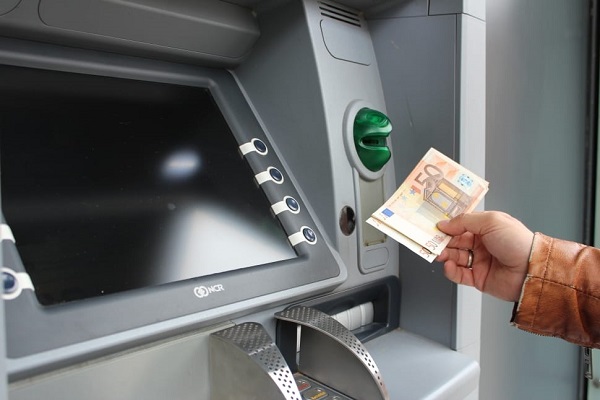 nguoi-phat-minh-ra-may-atm-la-ai1